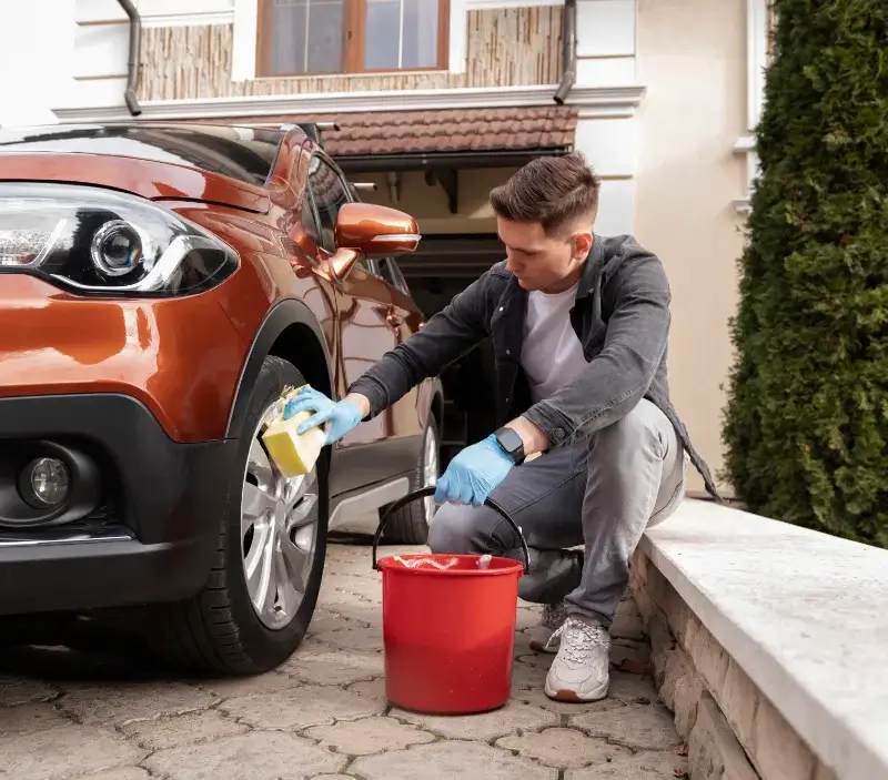 Lavage auto à domicile Bruyères-sur-Oise : professionnel intervenant sur un véhicule